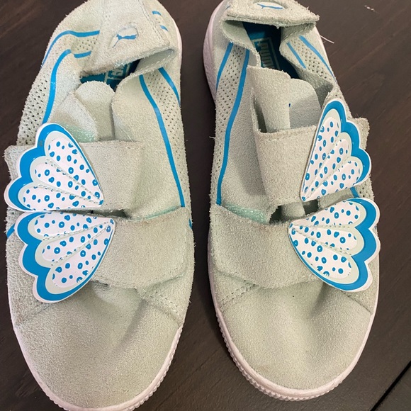Girls size 2 — PUMAS — light blue leather shoe with winged Velcro straps - Picture 6 of 7